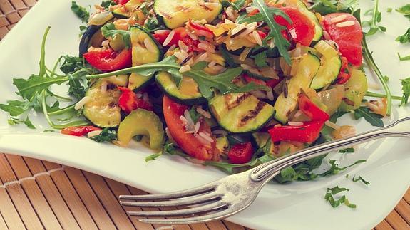 Ensalada de vegetales con arroz