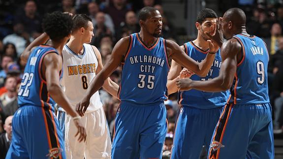 Serge Ibaka saluda a Kevin Durant. 