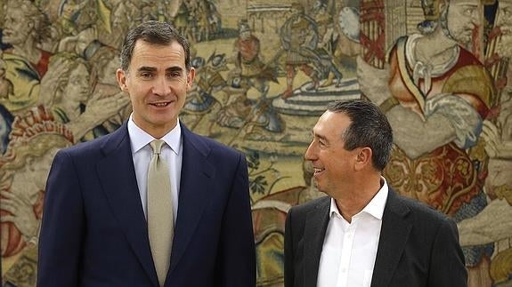 El Rey Felipe VI junto al diputado de Compromís, Joan Baldoví.