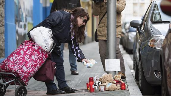 Los vitorianos dejan mensajes, velas y peluches en el lugar donde cayó la niña. 