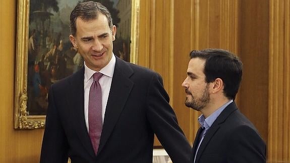 El rey Felipe VI, junto a Alberto Garzón. 