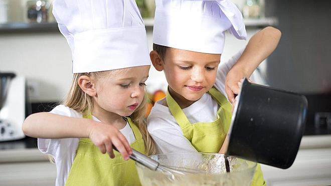 Niños cocinando