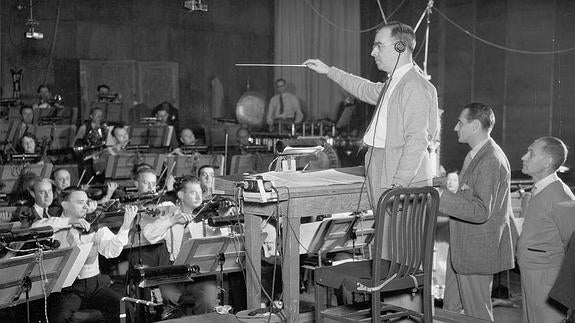 Max Steiner, grabando una banda sonora. 