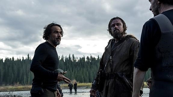 Iñárritu da indicaciones durante el rodaje en presencia de DiCaprio. 