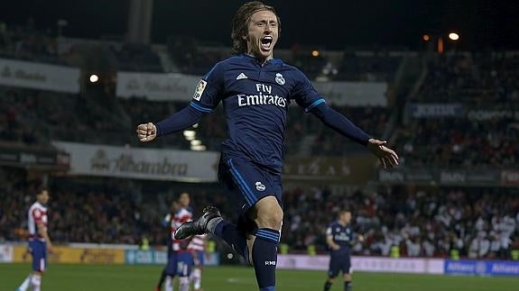 Modric celebra su tanto en Los Cármenes. 