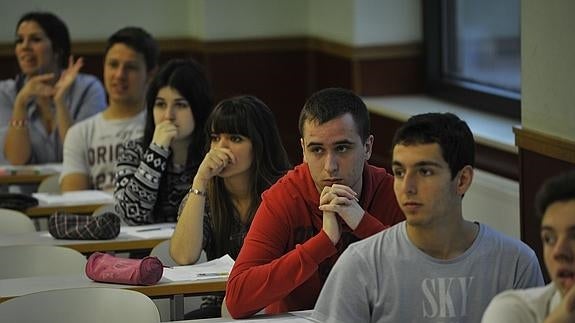 Estudiantes en un examen de Selectividad. 