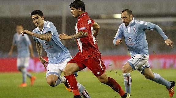 Banega conduce el balón. 