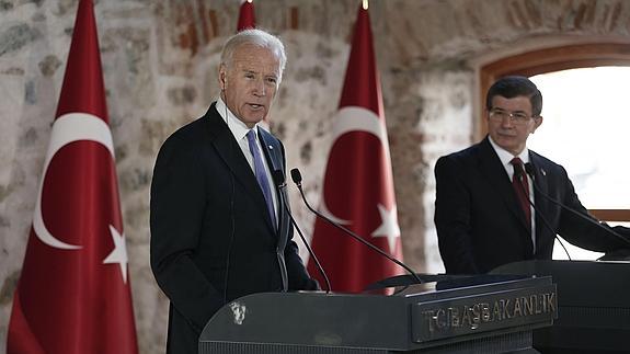Joe Biden interviene ante Ahmet Davutoglu durante su última visita a Turquía.