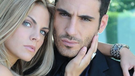 Amaia Salamanca y Miguel Ángel Silvestre en 'Sin tetas no hay paraíso'. 