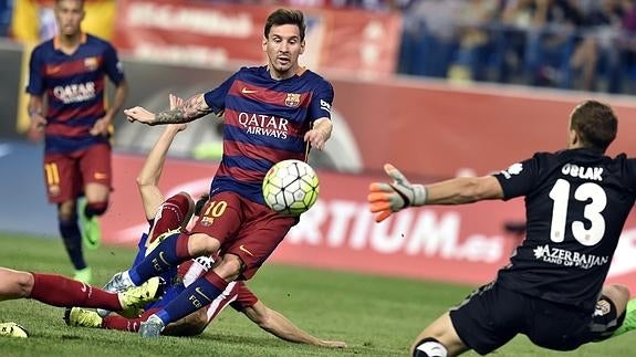 Messi remata a puerta en un partido en el Calderón. 