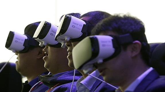 Un grupo de periodistas durante la presentación del último Samsung Galaxy con gafas de realidad virtual.  