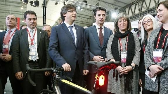 Puigdemont (3i) y Soria (c), durante la inauguración del Congreso Mundial de Móviles. 