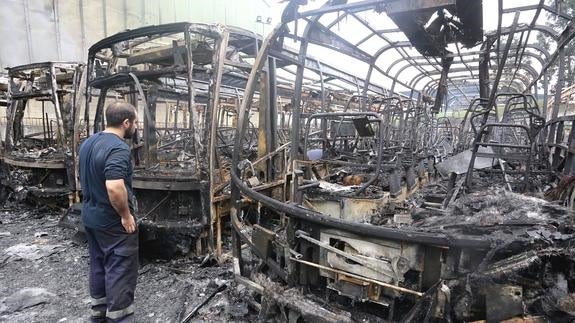 Autobuses quemados en un acto de kale borroka el pasado noviembre.