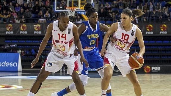 Marta Xargay (d) y Sancho Lyttle (i), durante el partido ante Suecia. 