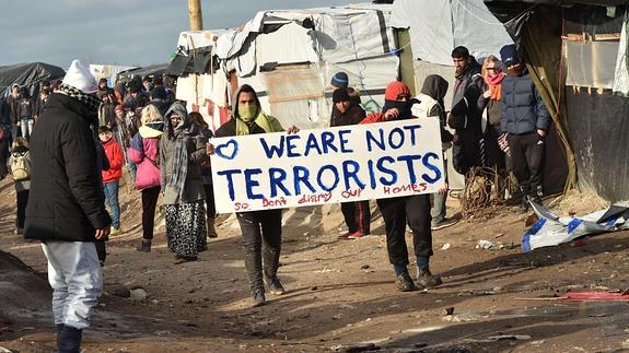 Un grupo de refugiados protesta por el desalojo de la 'jungla'. 