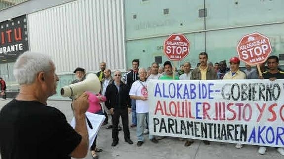 Miembros de Stop Desahucios se manifestan en Vitoria. 