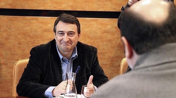 Aitor Esteban (i), durante la reunión con Andoni Ortuzar (d).