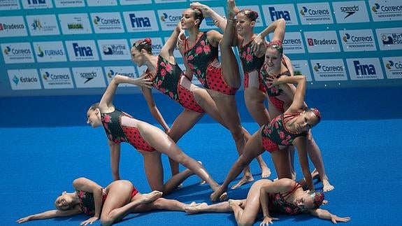 El equipo de sincronizada, antes de saltar a la piscina. 