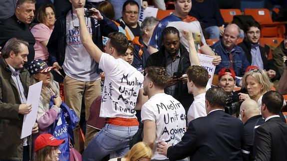 Detractores de Trump se manifiestan durante un acto del magnate en Chicago.