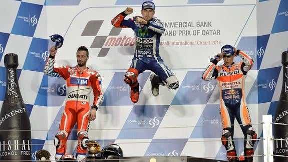 Lorenzo (c) celebra su triunfo con un salto. 