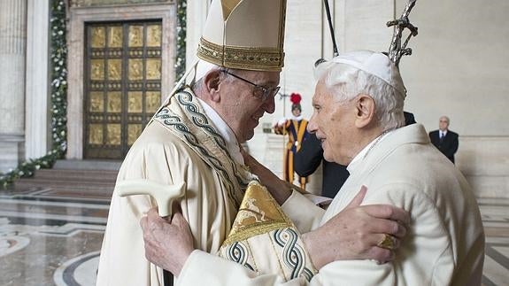 El papa Francisco saluda al papa emérito Benedicto XVI.  