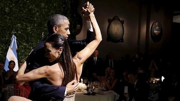 Obama, bailando un tango con una bailarina en la cena de gala en Buenos Aires.