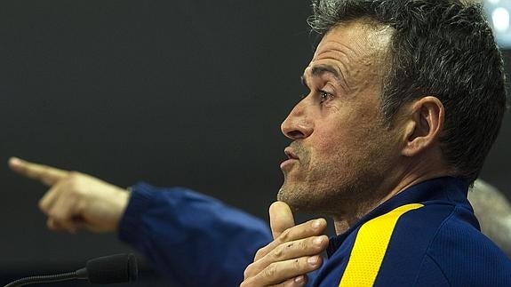 Luis Enrique observa un partido. 