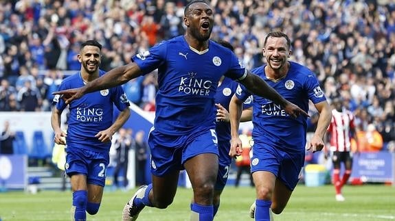 Wes Morgan (c) celebra su gol al Southampton. 