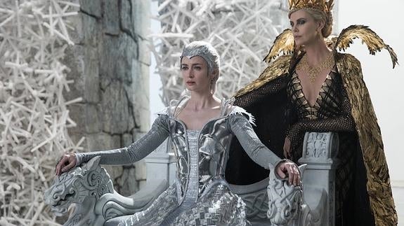 Charlize Theron y Jessica Chanstain, en 'El cazador y la reina del hielo'.