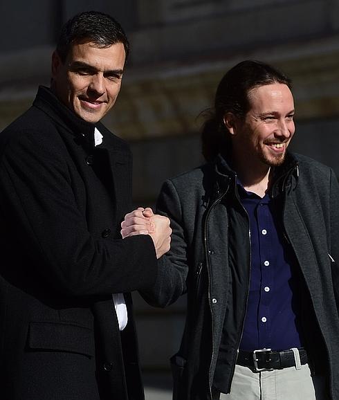 Pedro Sánchez y Pablo Iglesias estrechan sus manos antes de la reunión mantenida el pasado día 30 en el Congreso.