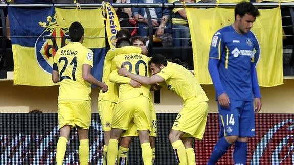 Varios futbolistas del Villarreal celebran un gol al Getafe. 