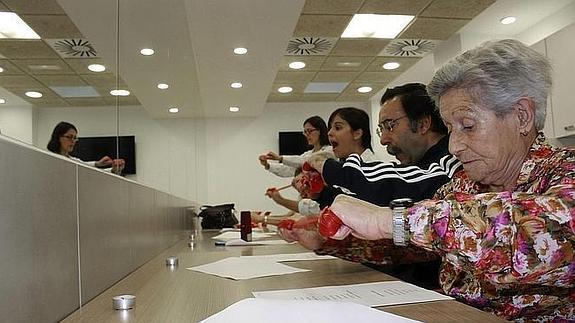 Enfermos de párkinson realizan ejercicios de terapia ocupacional.