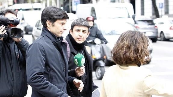 El yerno de Mario Conde, Fernando Guasch (c), a la salida hoy de la Audiencia Nacional.