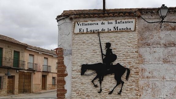 Cartel en el que Villanueva de los Infantes reivindica ser el 'lugar de la Mancha'. 
