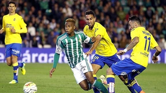 El bético Musonda (c), ante la UD Las Palmas. 