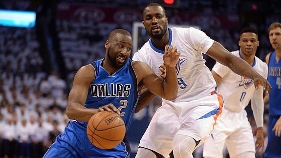 Felton trata de sortear a Ibaka. 