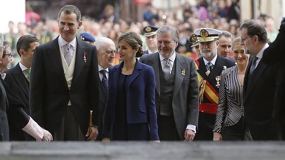 El rey Felipe, la reina Letizia, el ministro de Educación, Íñigo Méndez de Vigo; la presidenta de la Comunidad de Madrid, Cristina Cifuentes, y el presidente del Gobierno en funciones, Mariano Rajoy.