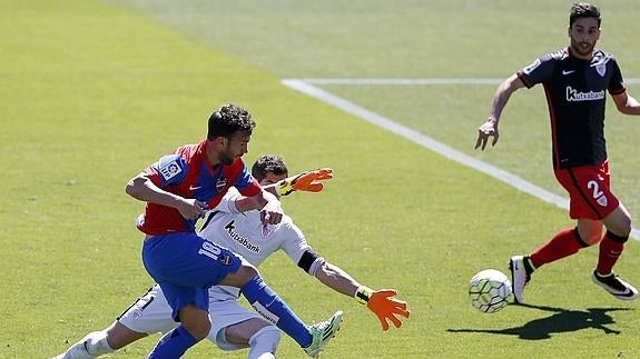 Víctor Casadesús remata durante el partido ante el Athletic. 