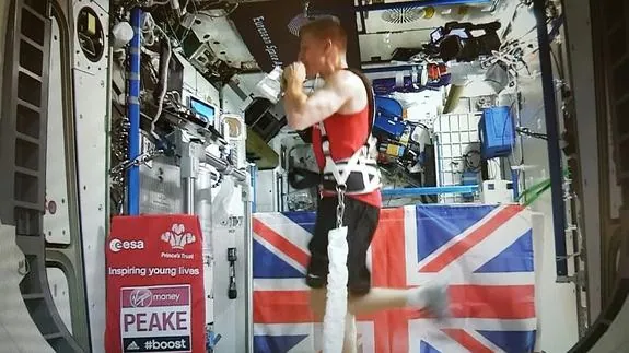 Tim Peake corriendo la maratón desde el espacio.