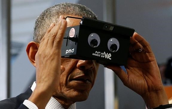 Obama prueba unas gafas de realidad virtual. 