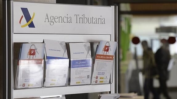 Una delegación de la Agencia Tributarai.