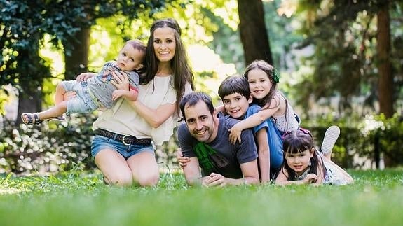 Estefanía con su marido y cuatro de sus seis hijos. 