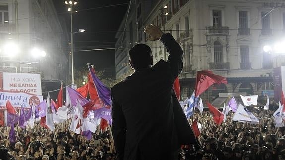 Simpatizantes de Syriza jalean a Tsipras. 