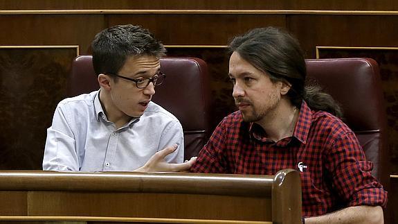 El líder de Podemos, Pablo Iglesias (d), y el portavoz del partido, Iñigo Errejón. 