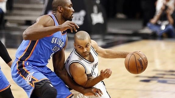 Ibaka y Tony Parker, durante el partido. 