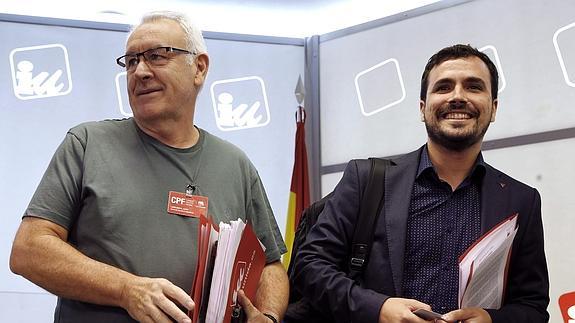 Cayo Lara (i), y el candidato a la presidencia del Gobierno, Alberto Garzón. 