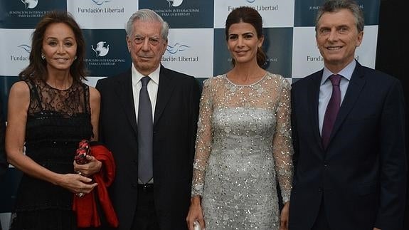 Vargas Llosa e Isabel Preysler, con Macri y su esposa. 