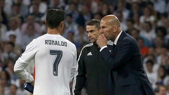 Zidane da instrucciones a Cristiano frente al City. 