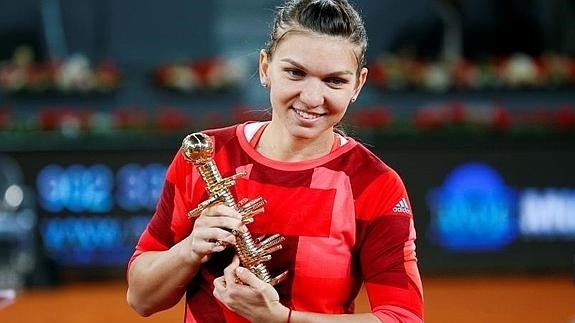 Halep, con el trofeo en las manos. 