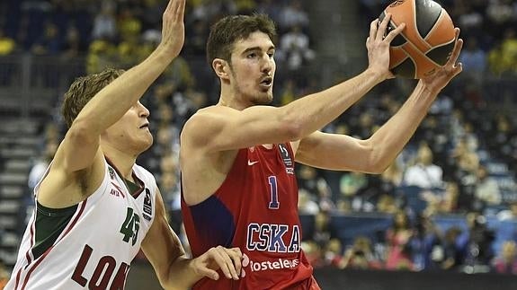 De Colo protege el balón. 